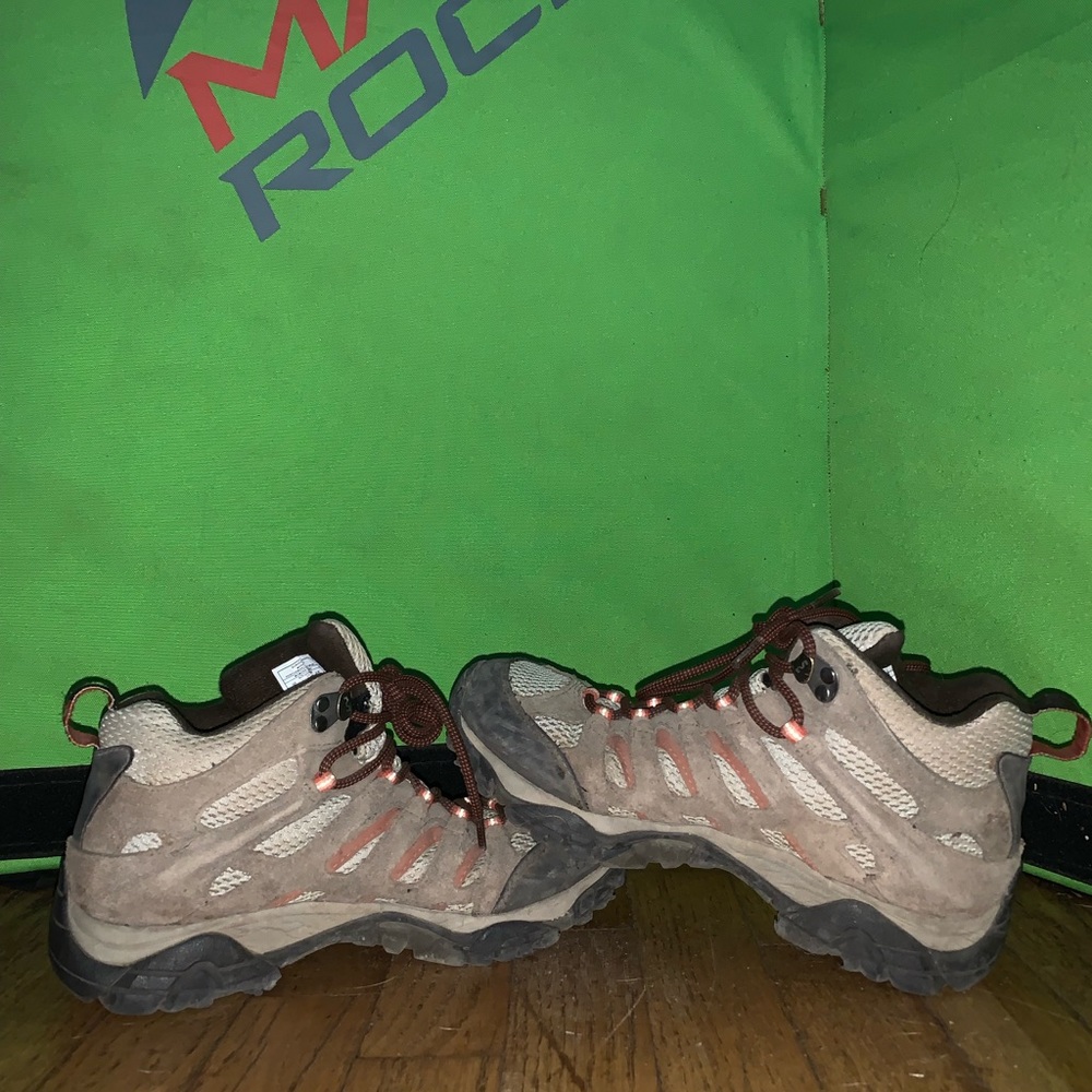 Merrell Women’s Moab 2 Mid Waterproof hiking boots